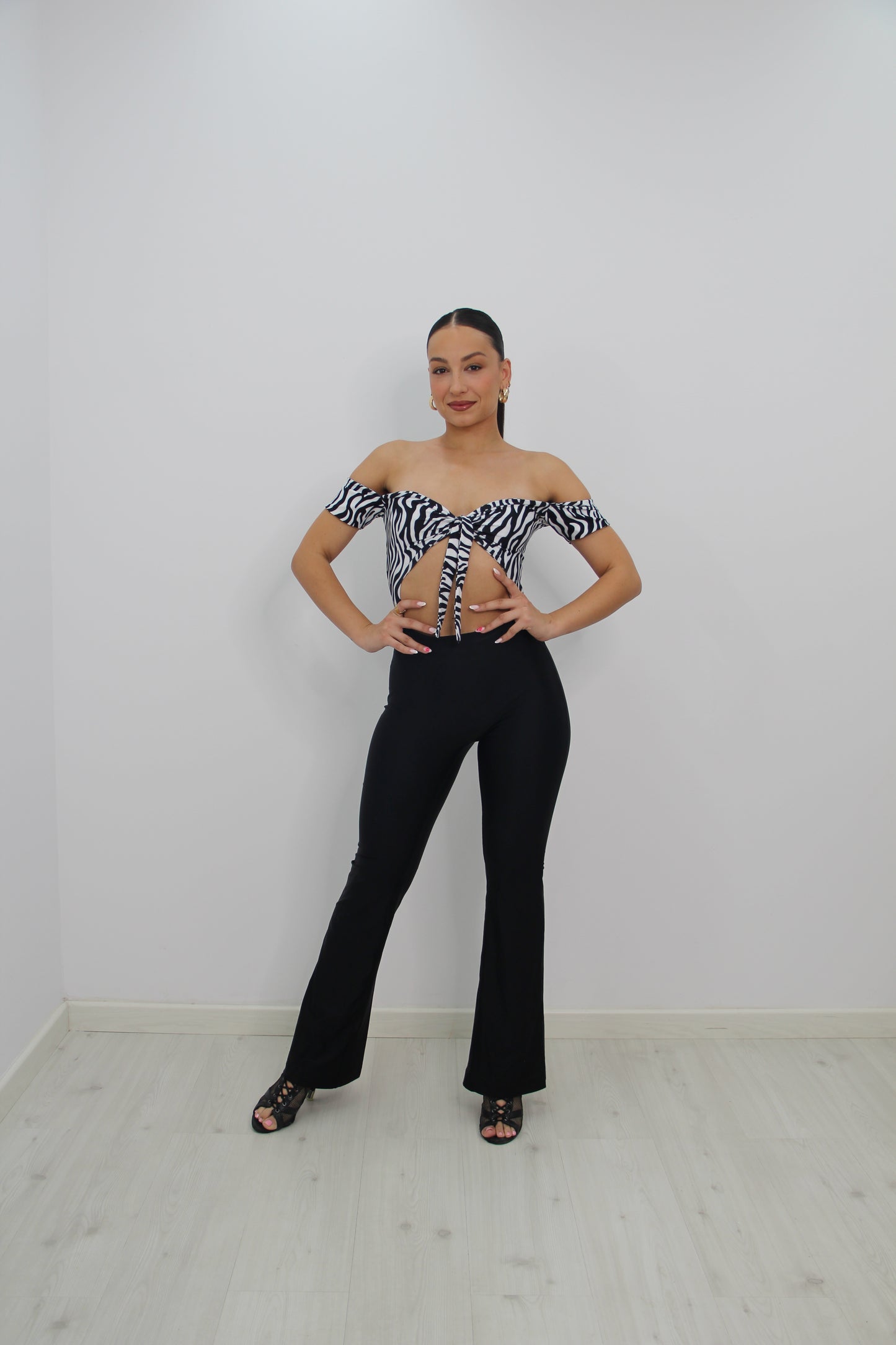 Vista completa y lejana del mono cambre de cebra de Rittmo, outfit para bailar bachata