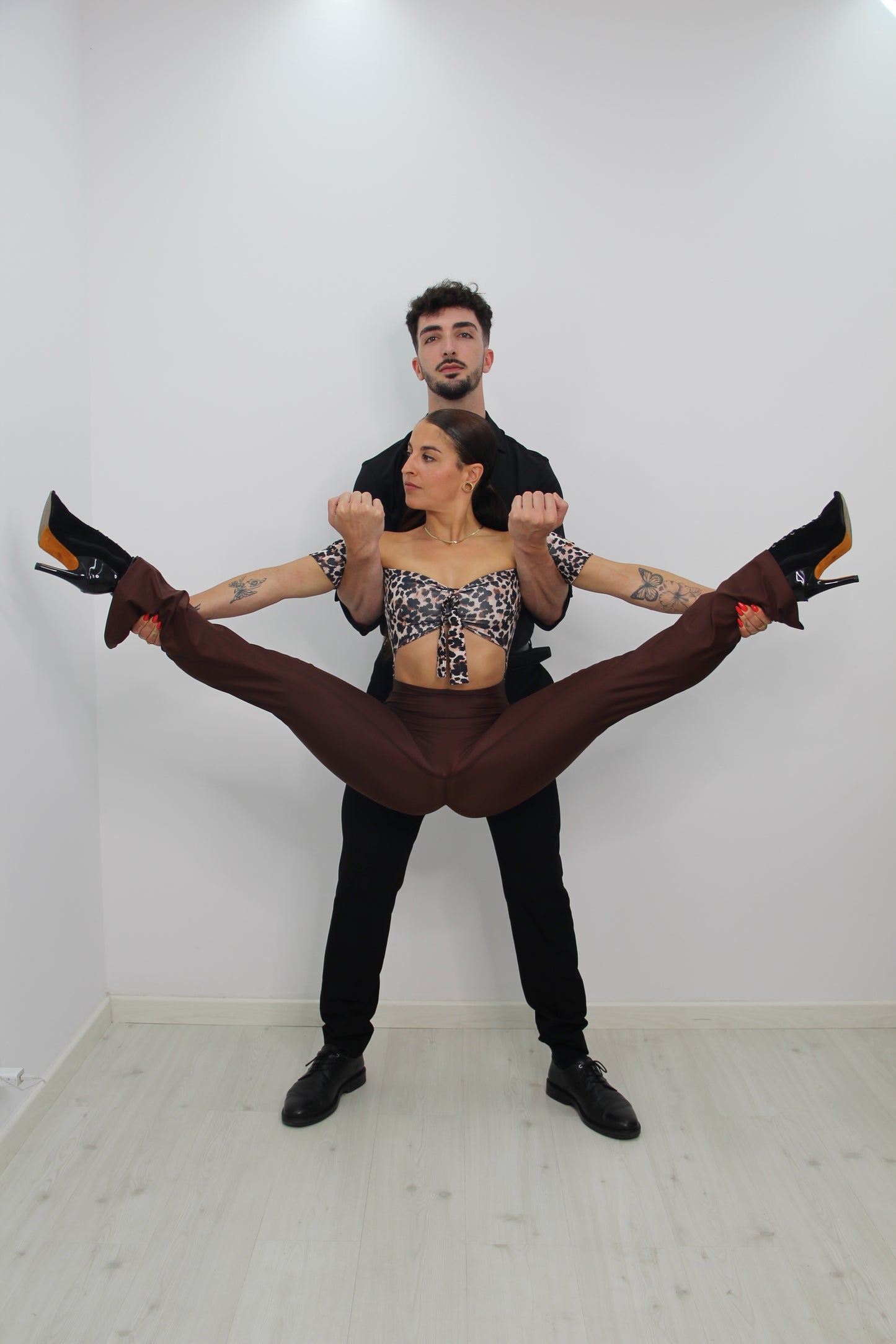 Mono cambre de leopardo de Rittmo en acción, modelo bailando bachata con energía y elegancia
