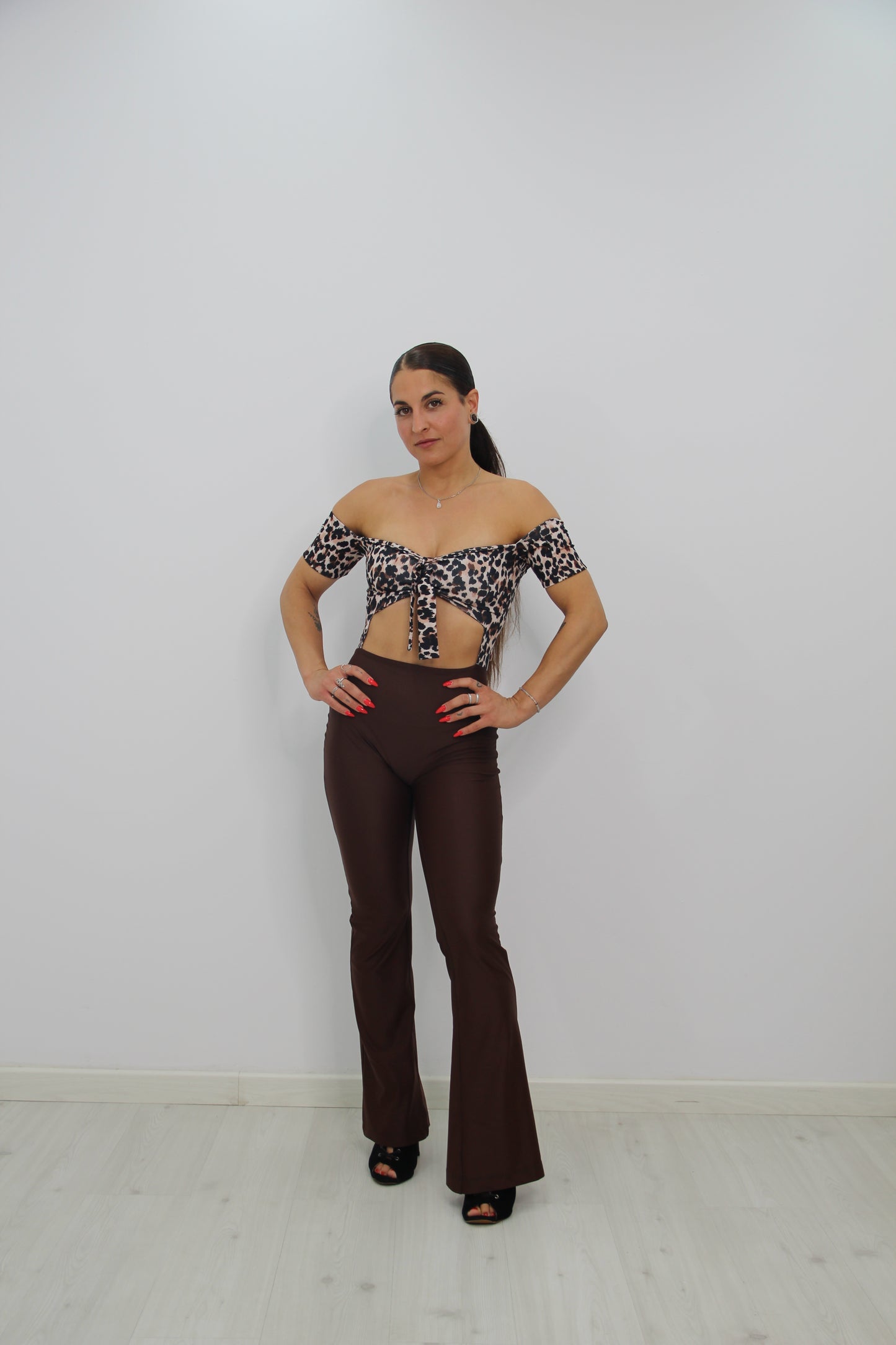 Vista completa y lejana del mono cambre de leopardo de Rittmo, outfit para bailar bachata