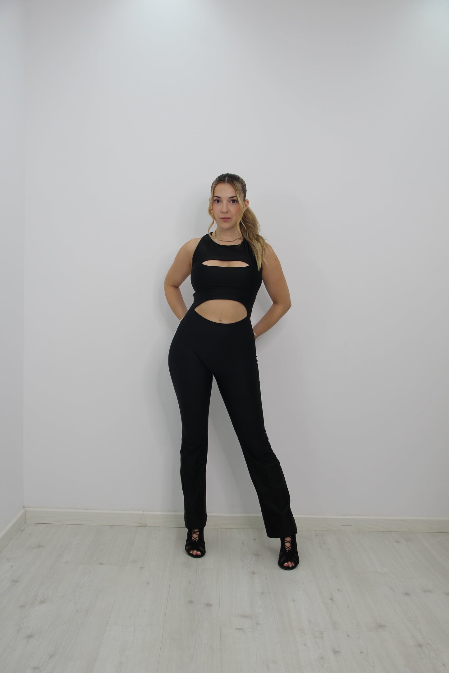 Vista completa y lejana del mono cruzado negro de Rittmo, outfit para bailar bachata
