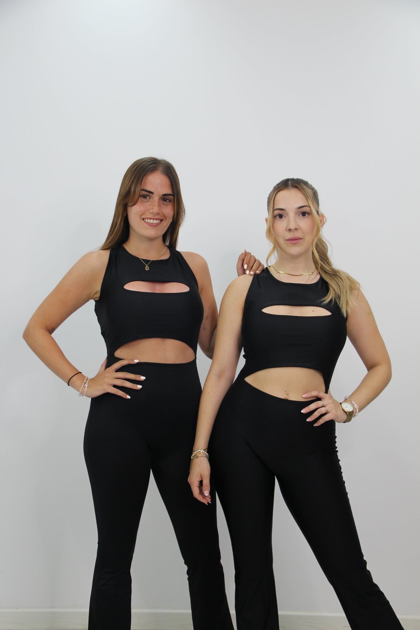 Monos cruzados negro de Rittmo. Pareja con monos para baile de bachata perfecto.