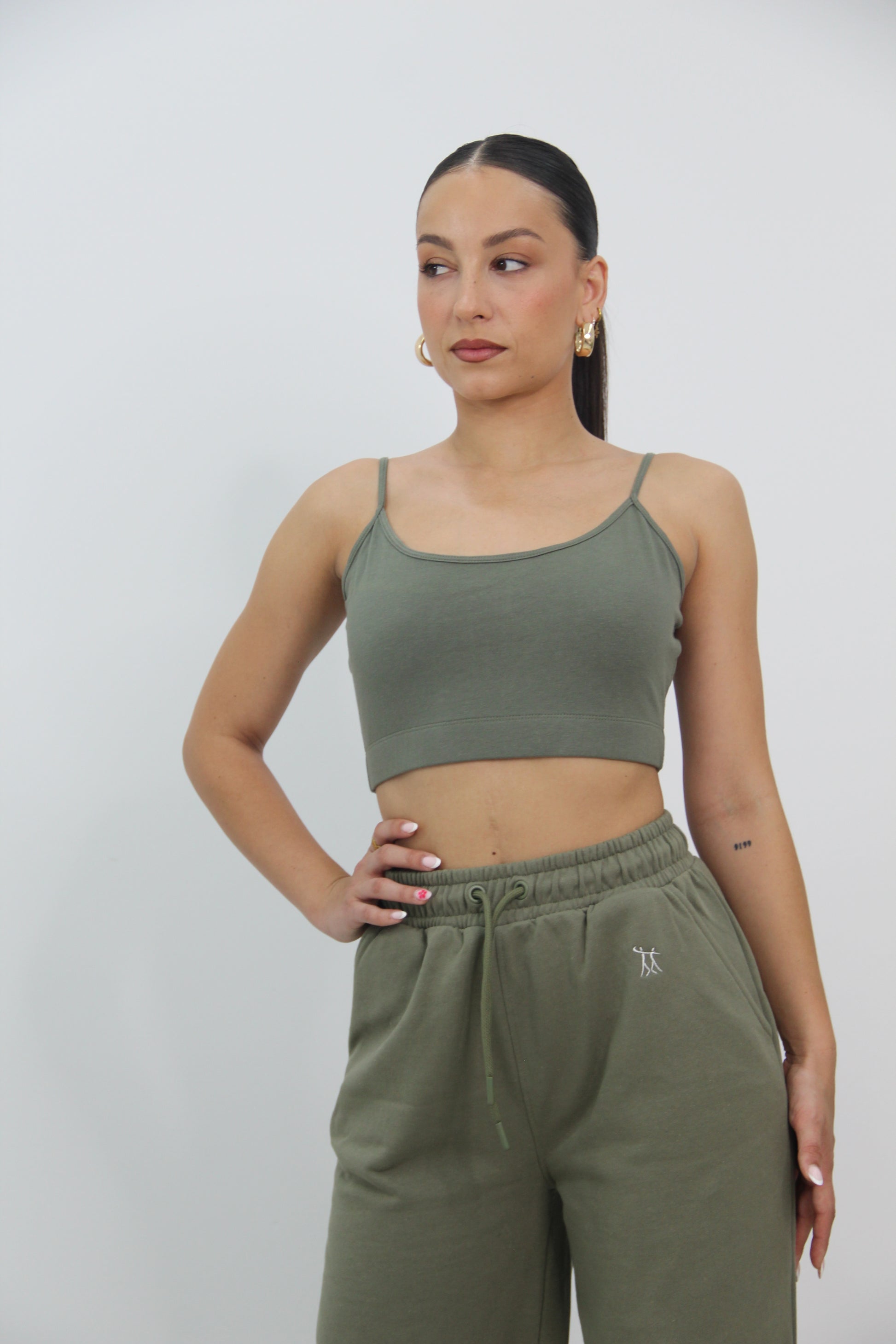 Parte superior del conjunto urbano verde de Rittmo, elegante y ajuste perfecto para baile urbano.