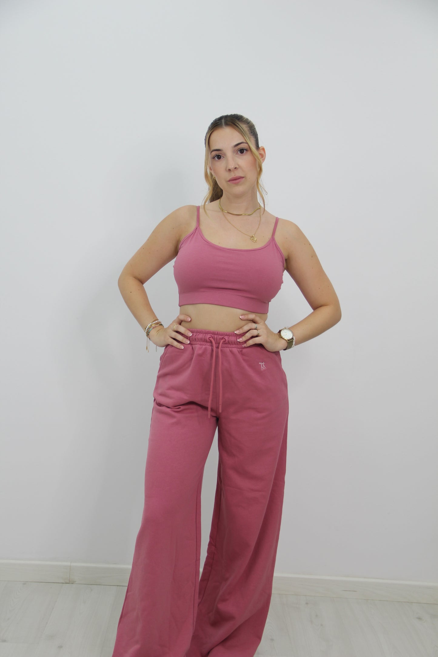 Vista completa y lejana del conjunto urbano rosa de Rittmo, outfit para bailar