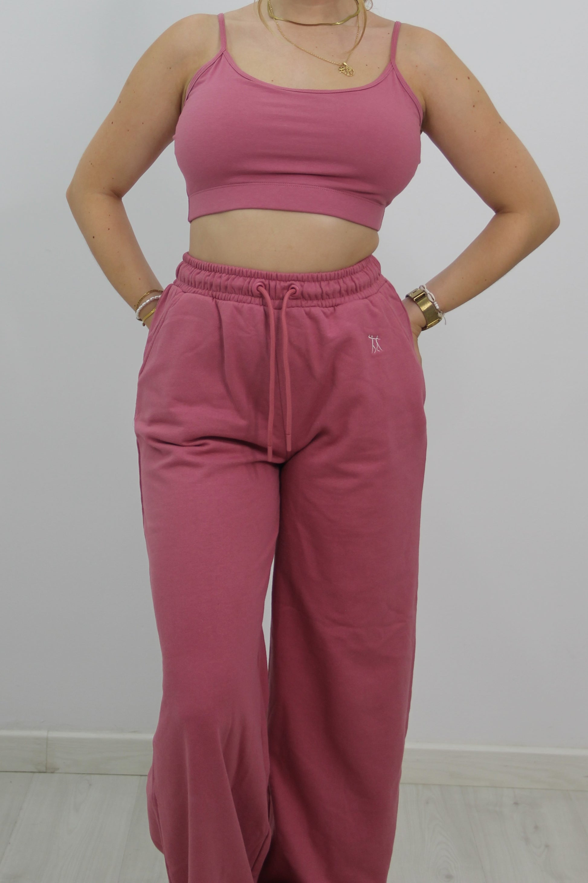 Conjunto urbano rosa de Rittmo, diseño completo de cuerpo entero para bailarinas de baile con estilo.