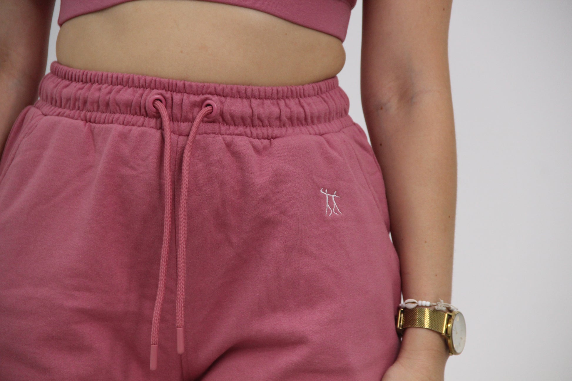 Parte delantera del conjunto urbano rosa de Rittmo con logo. Contraste de elegancia y frescura para bailar bachata con libertad y actitud
