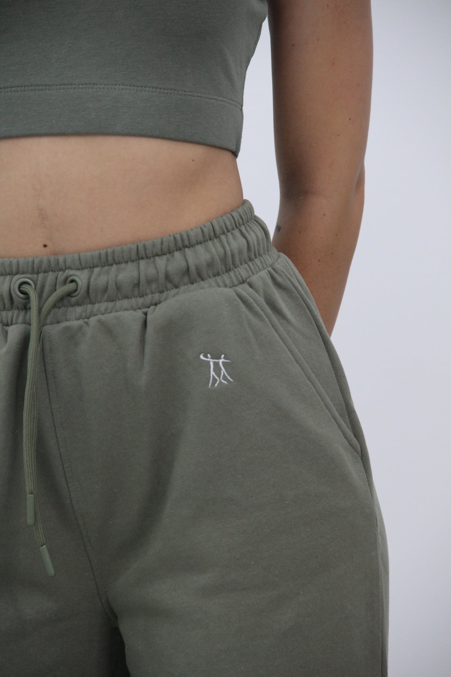 Parte delantera del conjunto urbano verde de Rittmo con logo. Contraste de elegancia y frescura para bailar bachata con libertad y actitud