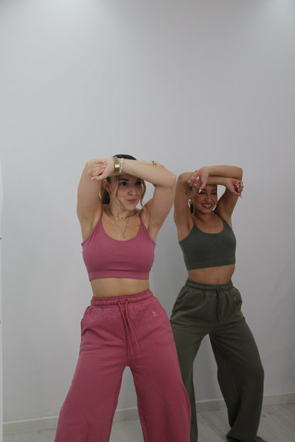 Conjunto urbano rosa y verde de Rittmo. Contraste de elegancia y frescura para bailar con libertad y actitud bailando