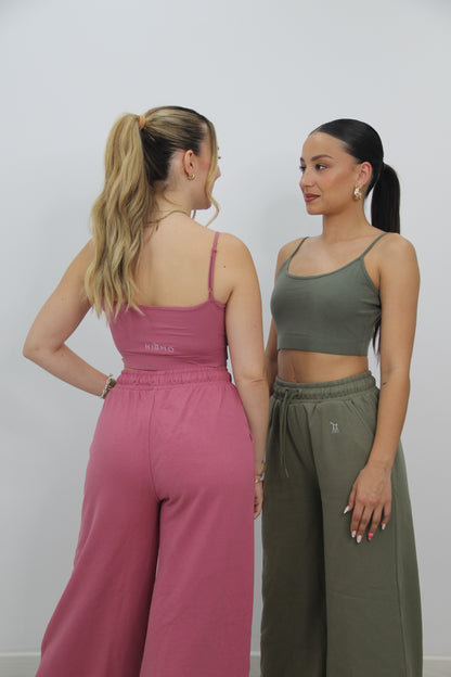 Conjunto urbano verde y rosa de Rittmo. Contraste de elegancia y frescura para bailar con libertad y actitud