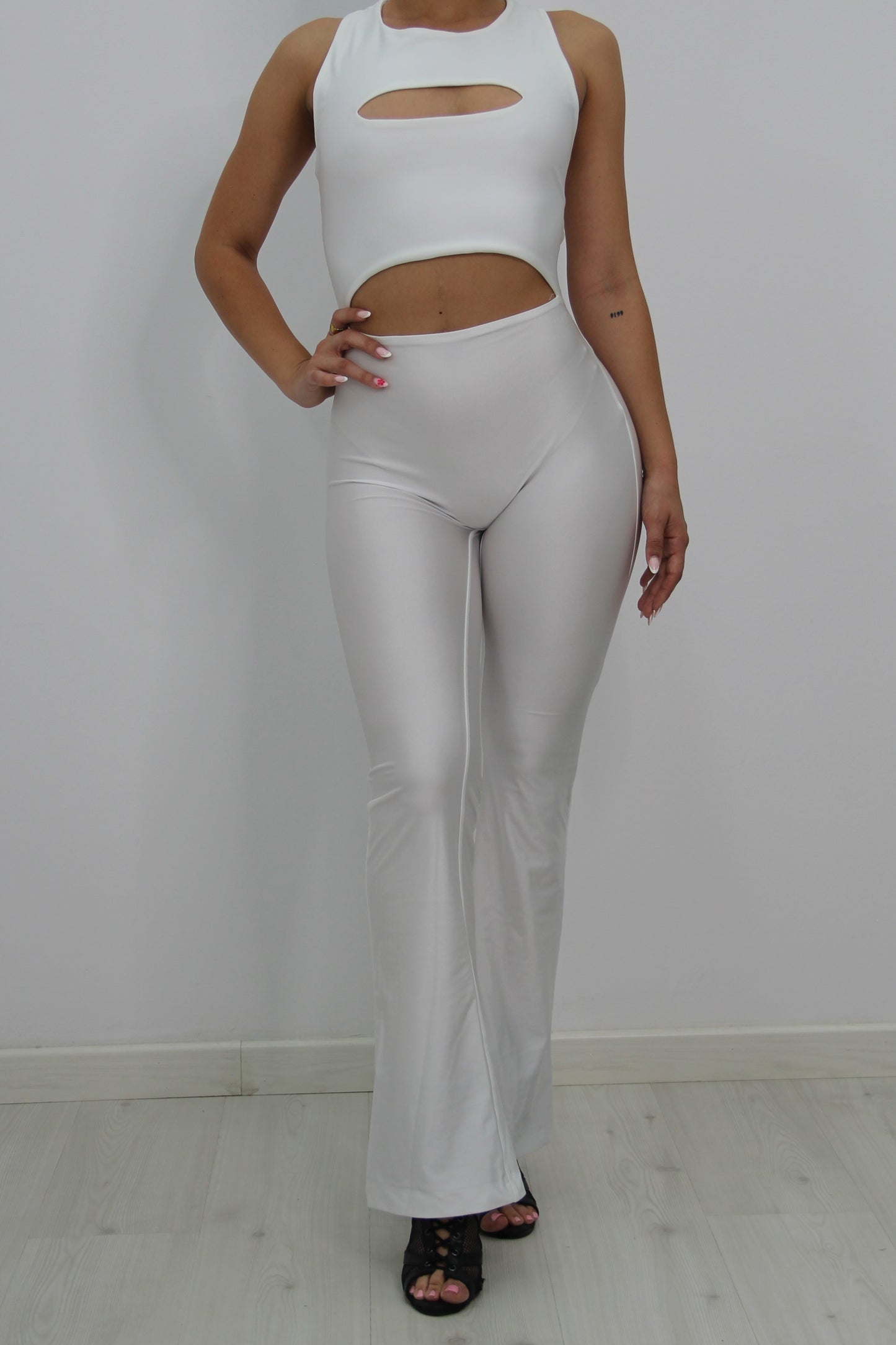 Mono cruzado blanco de Rittmo, diseño completo de cuerpo entero para bailarinas de baile bachata con estilo.
