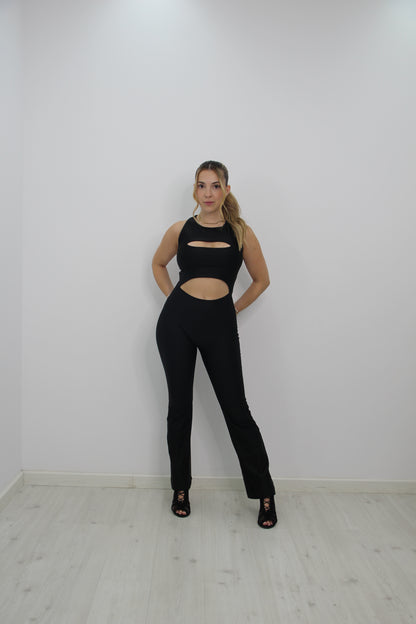 Vista completa y lejana del mono cruzado negro de Rittmo, outfit para bailar bachata